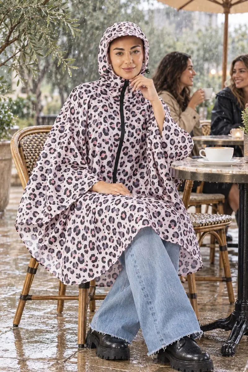 Açık Leopar Panço Yağmurluk, kapüşonlu panço yağmurluk giyen model